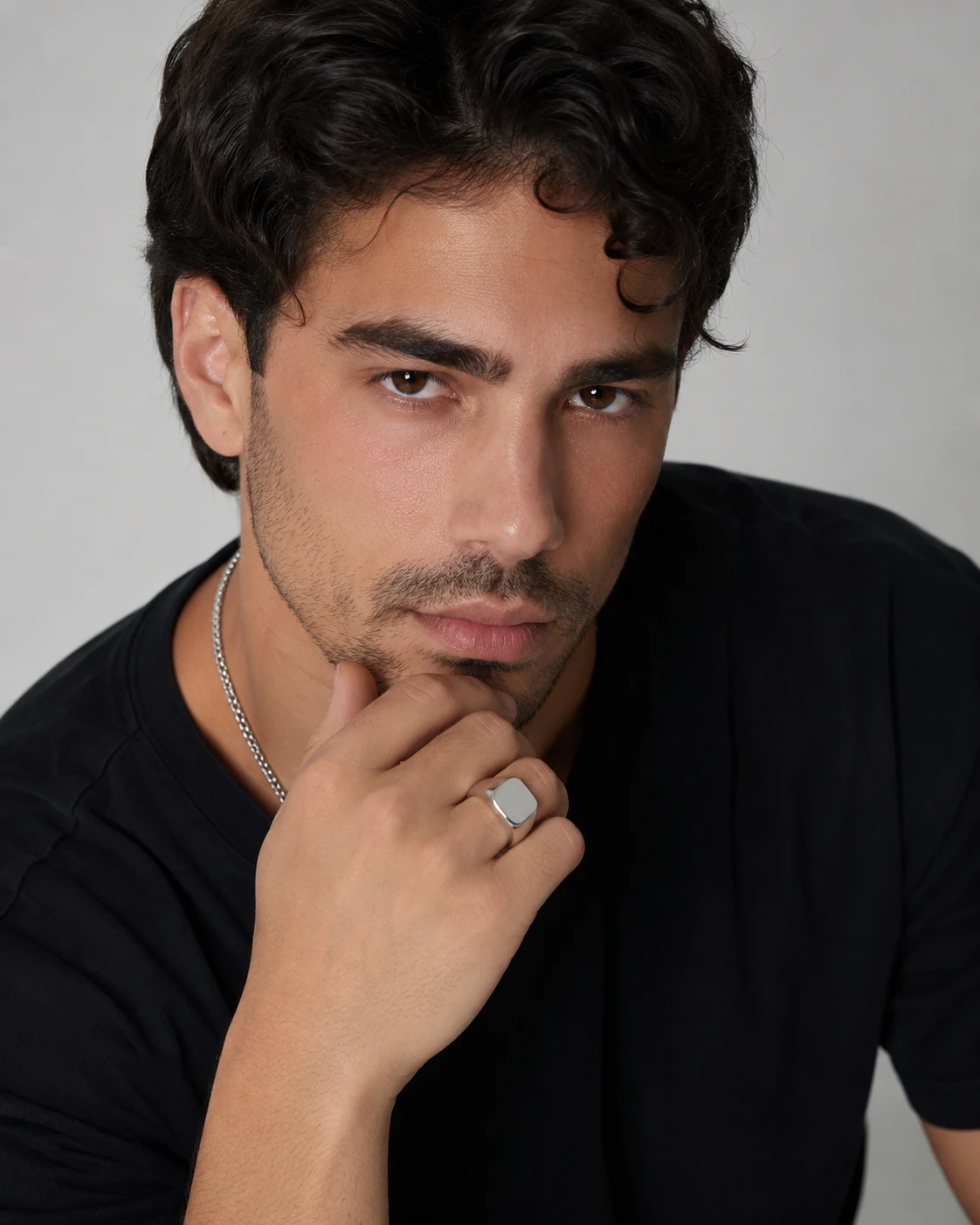 Hombre con anillo de sello de acero inoxidable y cadena al cuello