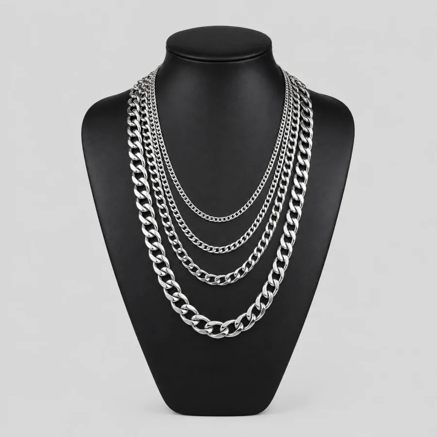 Collares de eslabones cubanos de acero inoxidable sobre un busto